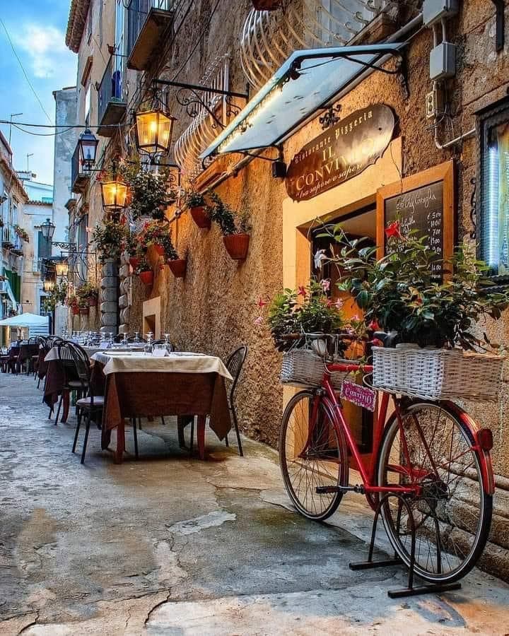 A charming Italian alleyway